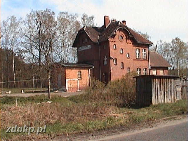 2005-04-25.15 stacja roszkowo.JPG - Roszkowo Wgrowieckie, widok na stacj z lokalnej drogi